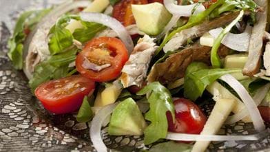 Salade met Tombons, gerookte makreel, basilicum, avocado, appel en rucola